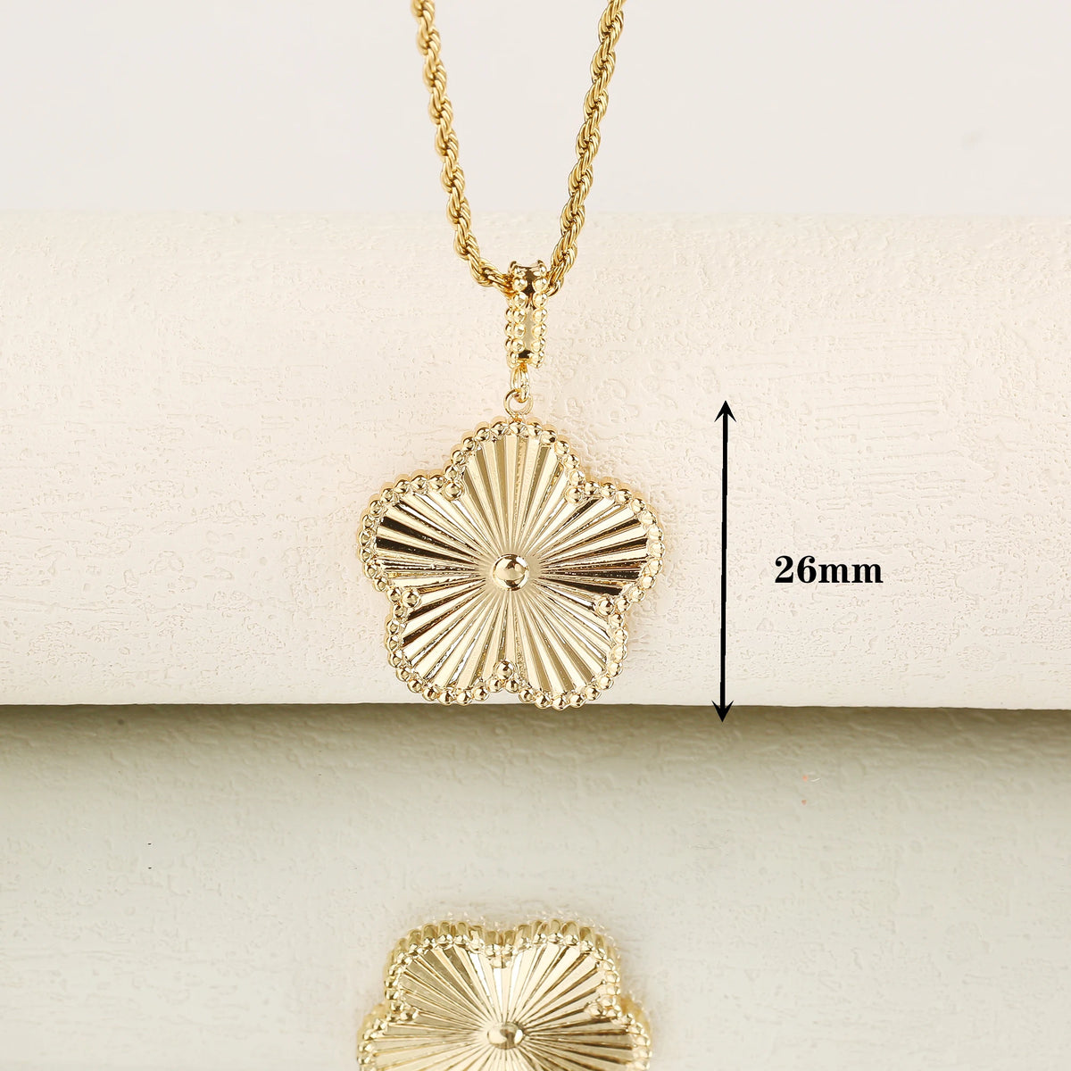 Clover Pendant Necklace pendant detail