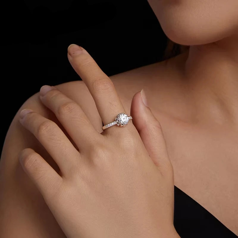 BAMOER Moissanite Flower Ring worn