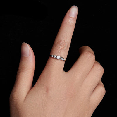 BAMOER Five-Stone Bezel Moissanite Ring close-up