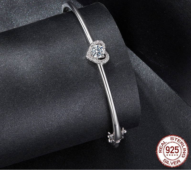 BAMOER Hollowed Heart Moissanite Cuff stone detail