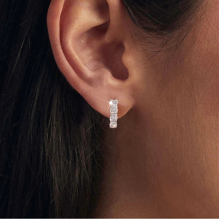 BAMOER Elegant Moissanite Stud Earrings close-up