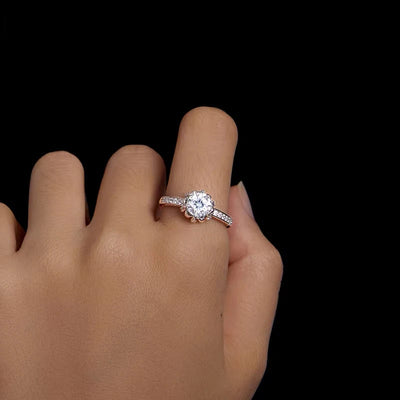 BAMOER Moissanite Flower Ring close-up