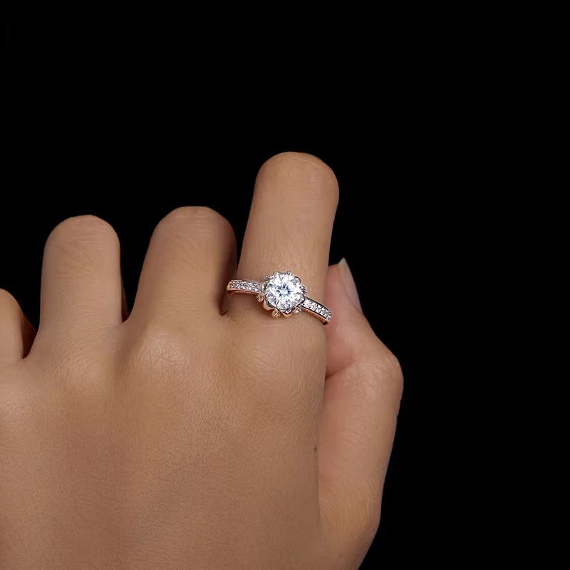 BAMOER Moissanite Flower Ring close-up