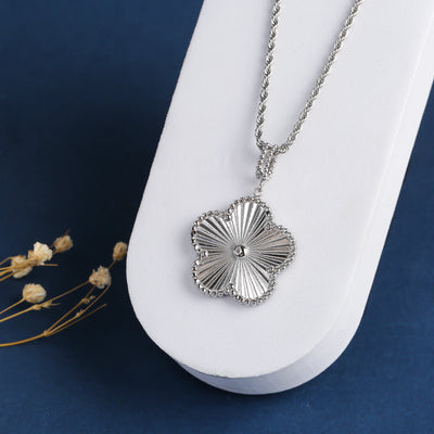 Clover Pendant Necklace - Gold