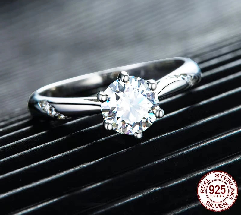 BAMOER Moissanite Solitaire Ring close-up