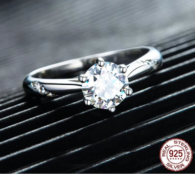 BAMOER Moissanite Solitaire Ring close-up