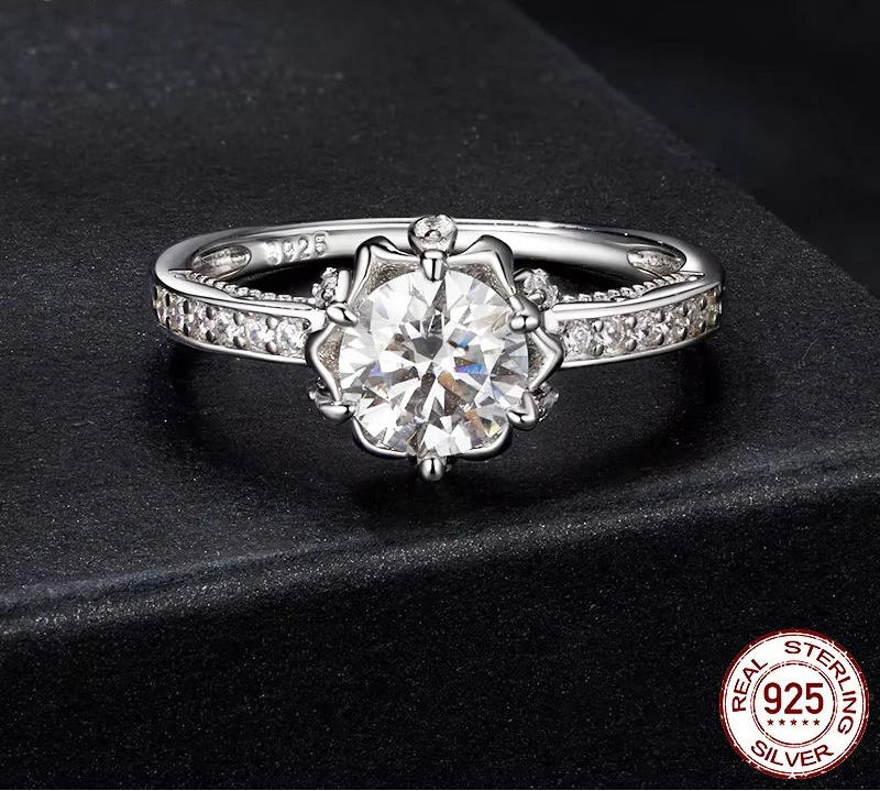 BAMOER Moissanite Flower Ring stone detail