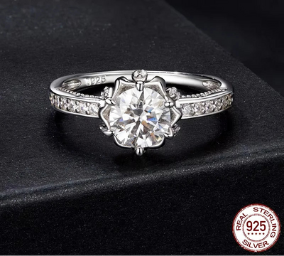BAMOER Moissanite Flower Ring stone detail