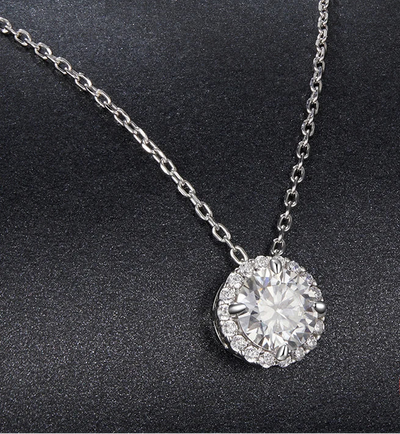 BAMOER Round Halo Moissanite Necklace stone detail