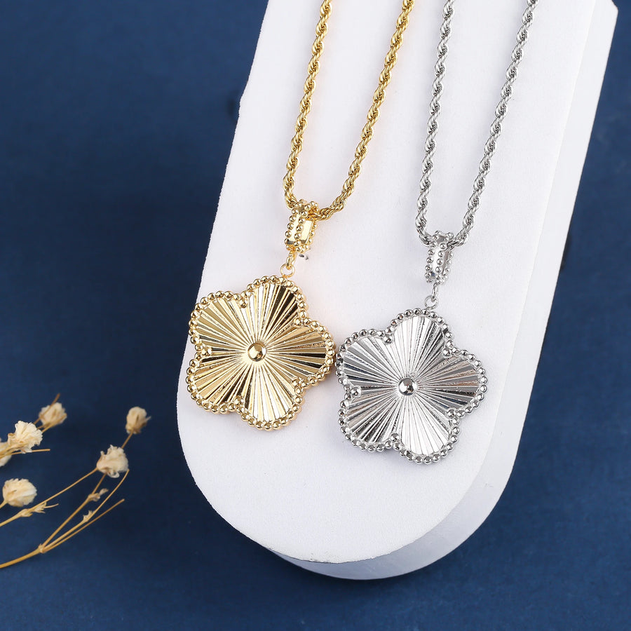Clover Pendant Necklace close-up