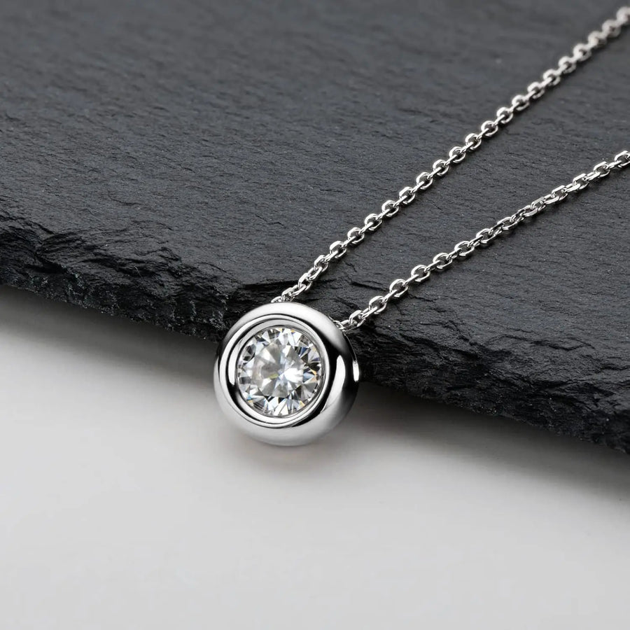BAMOER Moissanite Bezel Pendant Necklace close-up