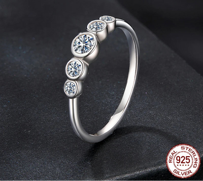 BAMOER Five-Stone Bezel Moissanite Ring stone detail