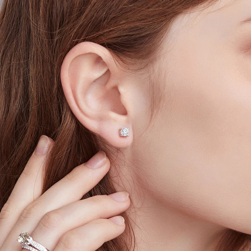 BAMOER 2ct Moissanite Stud Earrings close-up