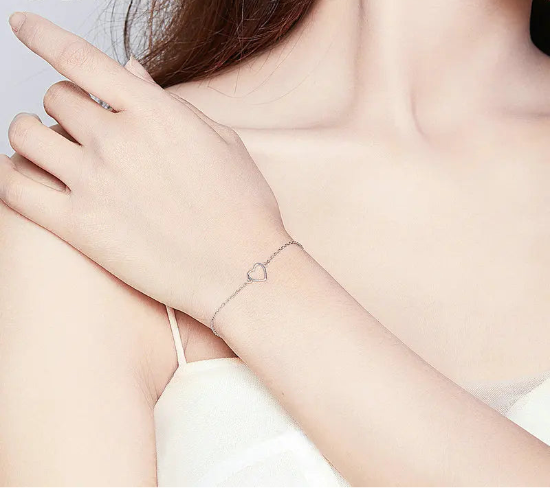 BAMOER Dainty Heart Chain Bracelet charm detail