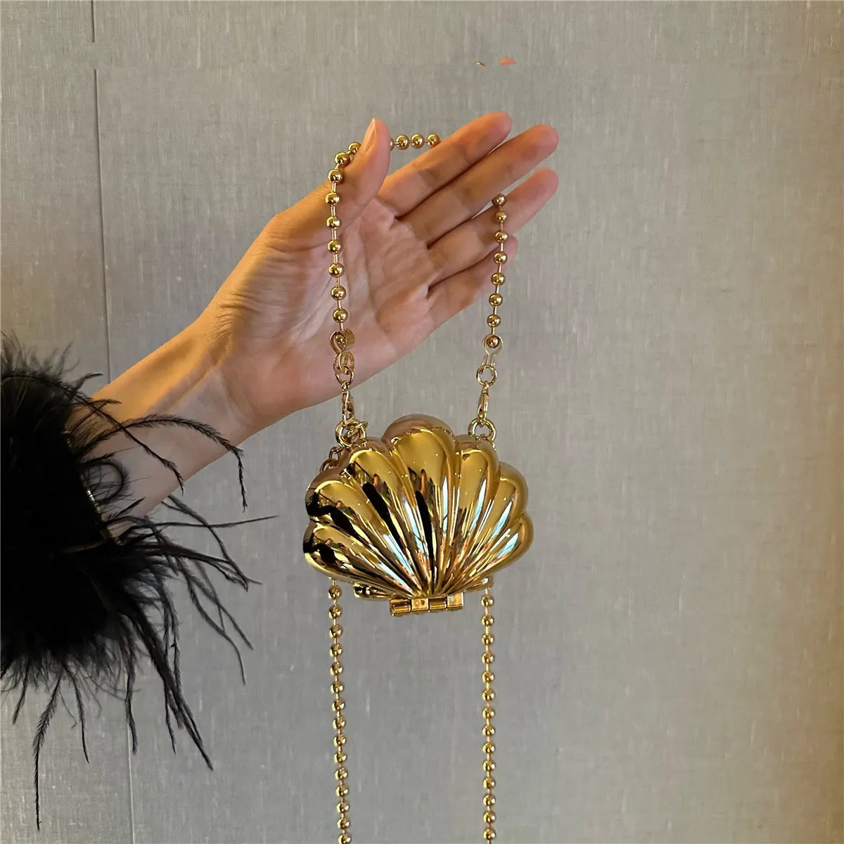 Heart-Shaped Rhinestone Evening Clutch chain detail